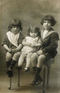 13 - 1922-1923. Ses enfants, de g. à dr., Maurice, Geneviève et Georges