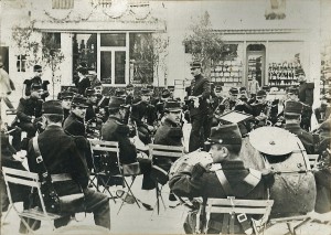 17 - 136e RI de Saint-Lô. Concert vers 1910. Dirigeant au centre