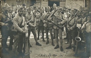 22 -  Saint-Aubin-sur-Mer Eté 1922 Musique du 36e. Debout avec un képi