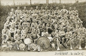 33 - Jonquery 31 août 1925 129e RI assis derrière la grosse caisse